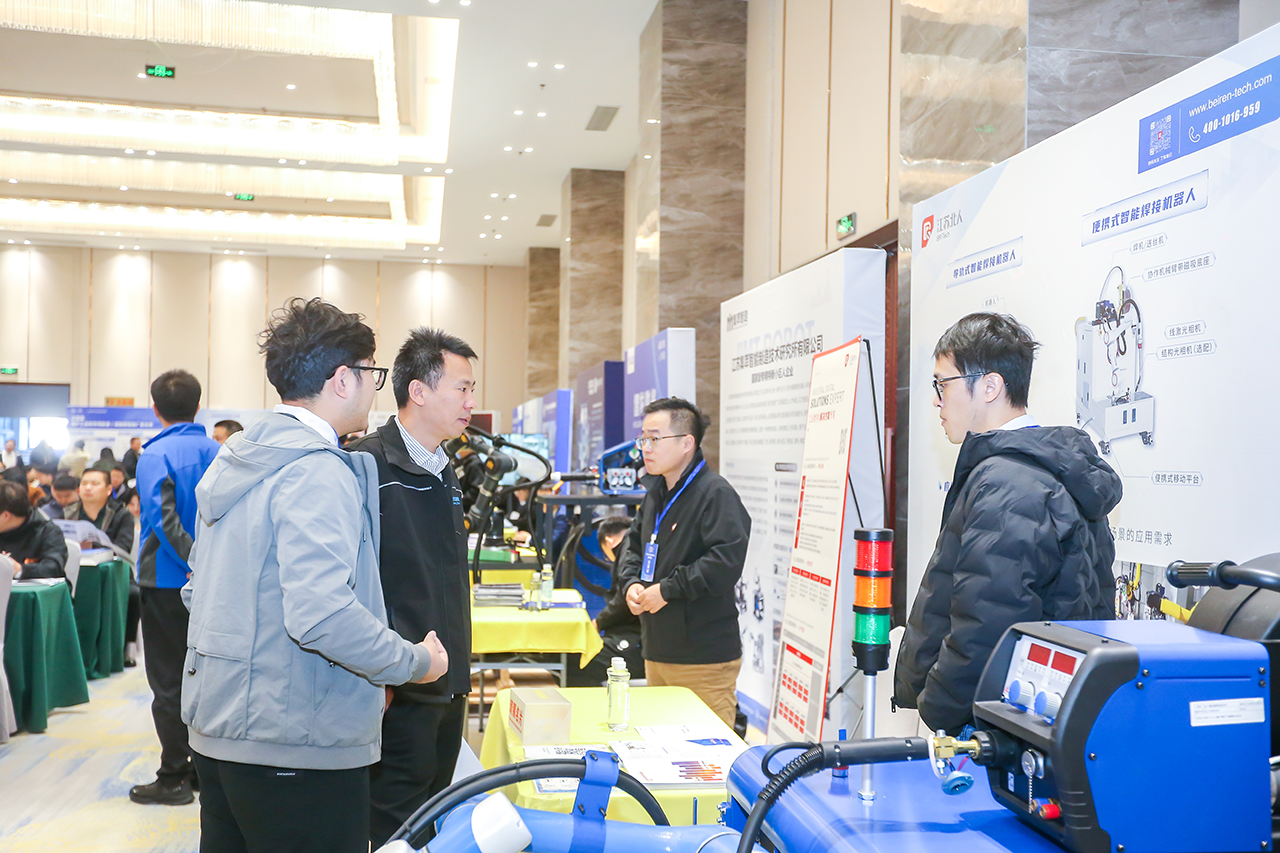 江苏PA直营携便携式智能焊接机器人亮相2025船舶工业数智化创新技术交流大会